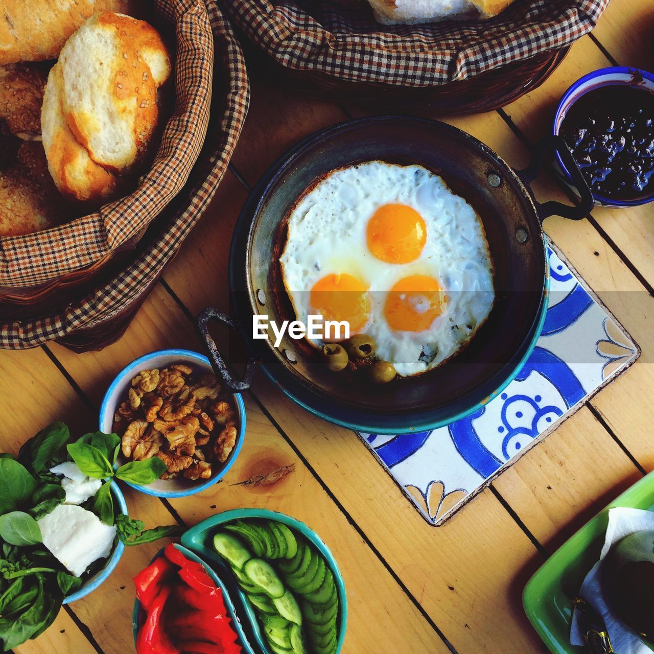 HIGH ANGLE VIEW OF BREAKFAST SERVED ON TABLE