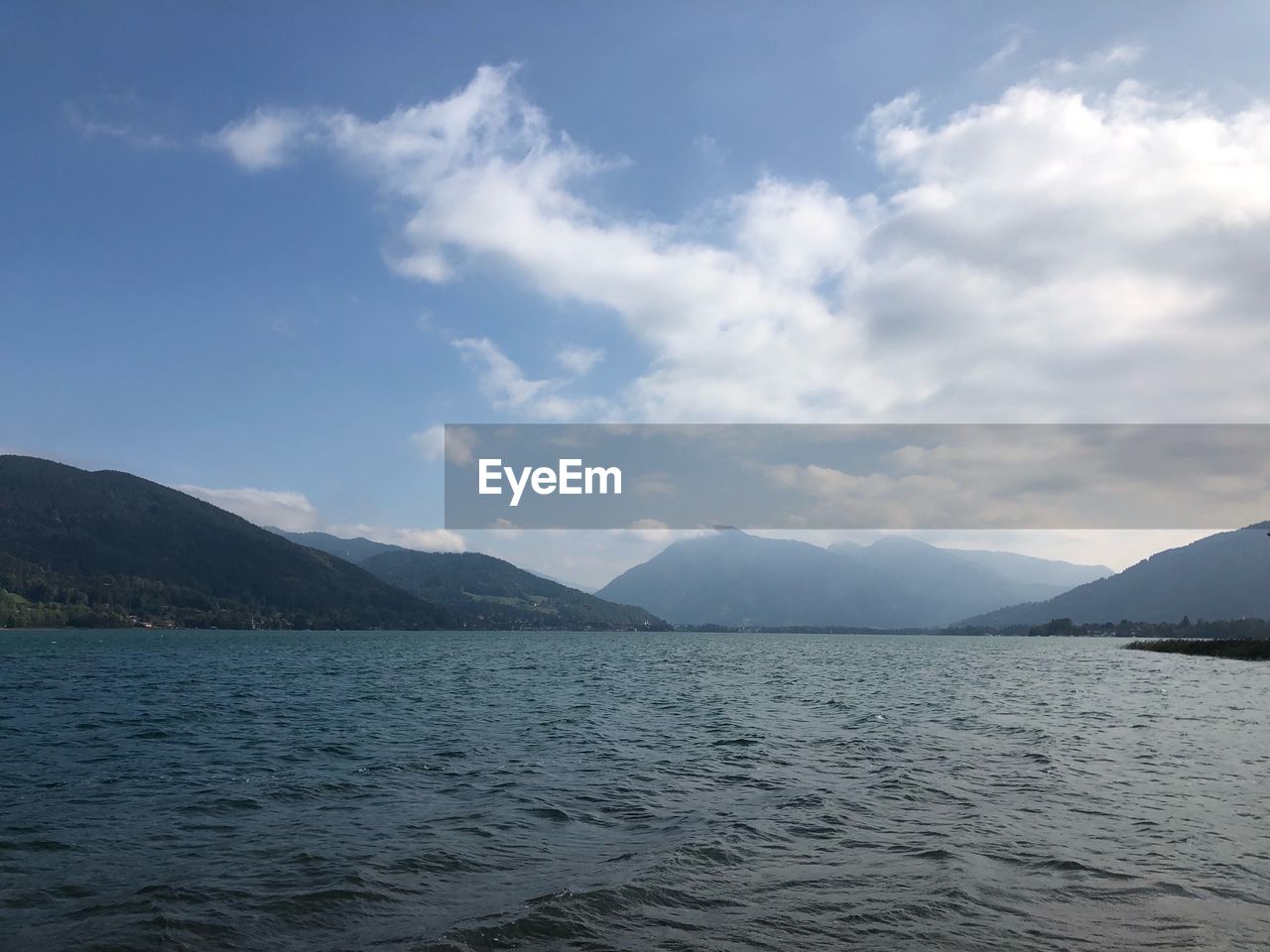 SCENIC VIEW OF SEA BY MOUNTAIN AGAINST SKY