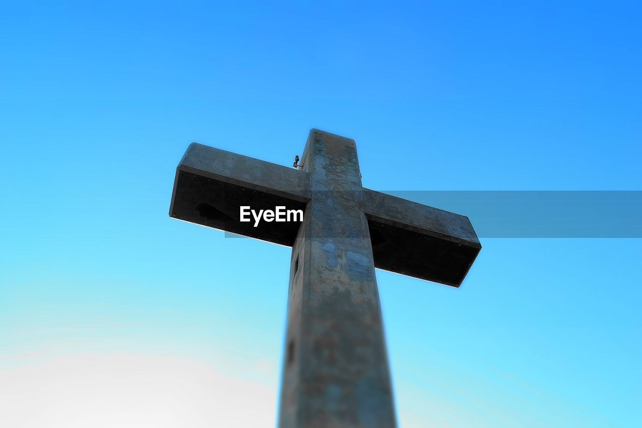 LOW ANGLE VIEW OF CROSS AGAINST CLEAR SKY