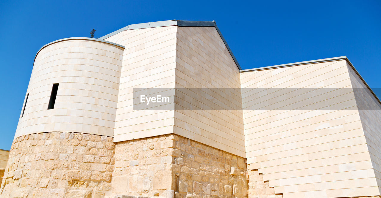 LOW ANGLE VIEW OF BUILDING AGAINST BLUE SKY