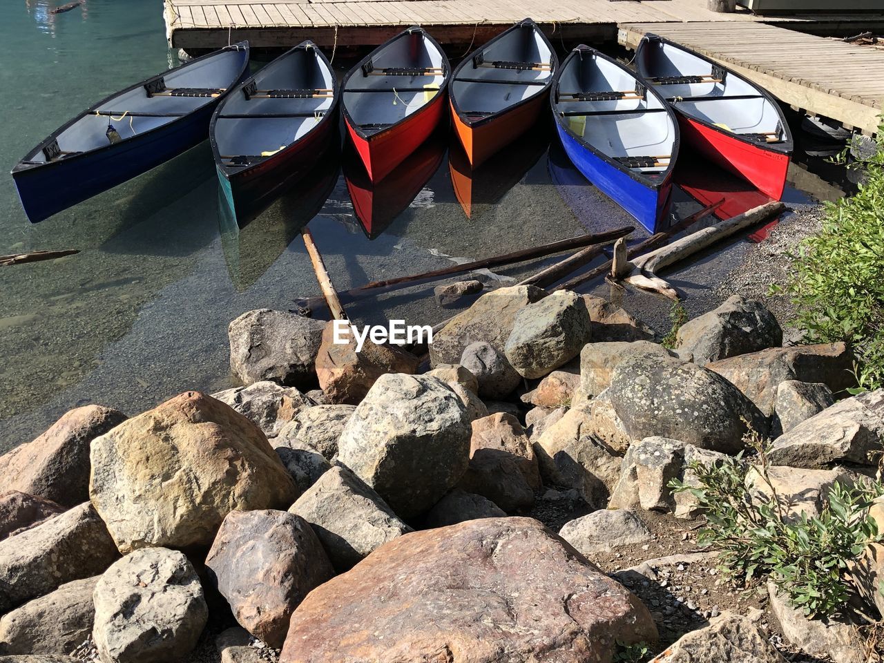 HIGH ANGLE VIEW OF ROCKS ON SHORE