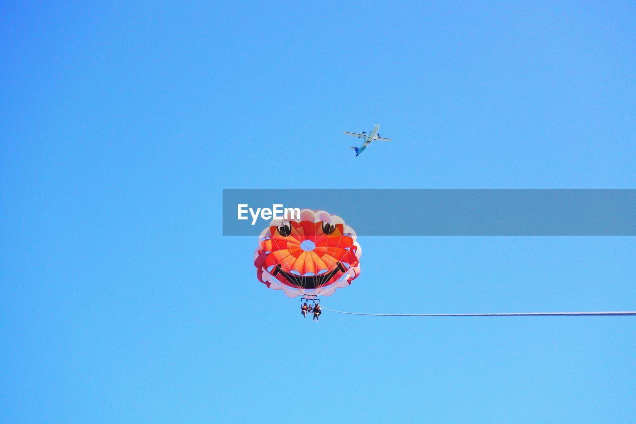 LOW ANGLE VIEW OF AIRPLANE FLYING AGAINST SKY