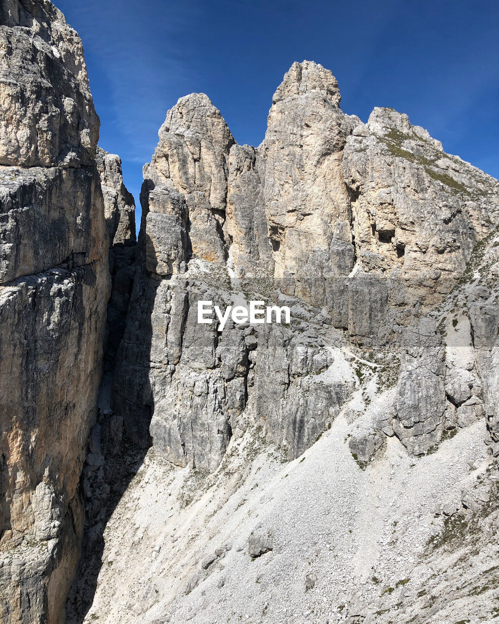 LOW ANGLE VIEW OF ROCK FORMATIONS AGAINST SKY