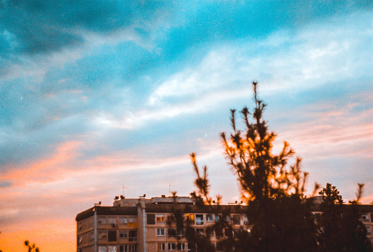 SILHOUETTE CITYSCAPE AGAINST SKY