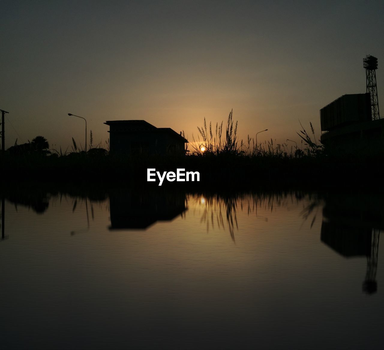 SCENIC VIEW OF LAKE AGAINST SKY AT DUSK