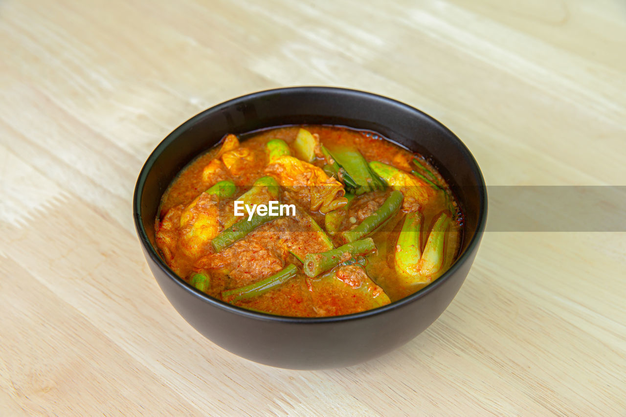 HIGH ANGLE VIEW OF RICE IN BOWL ON TABLE