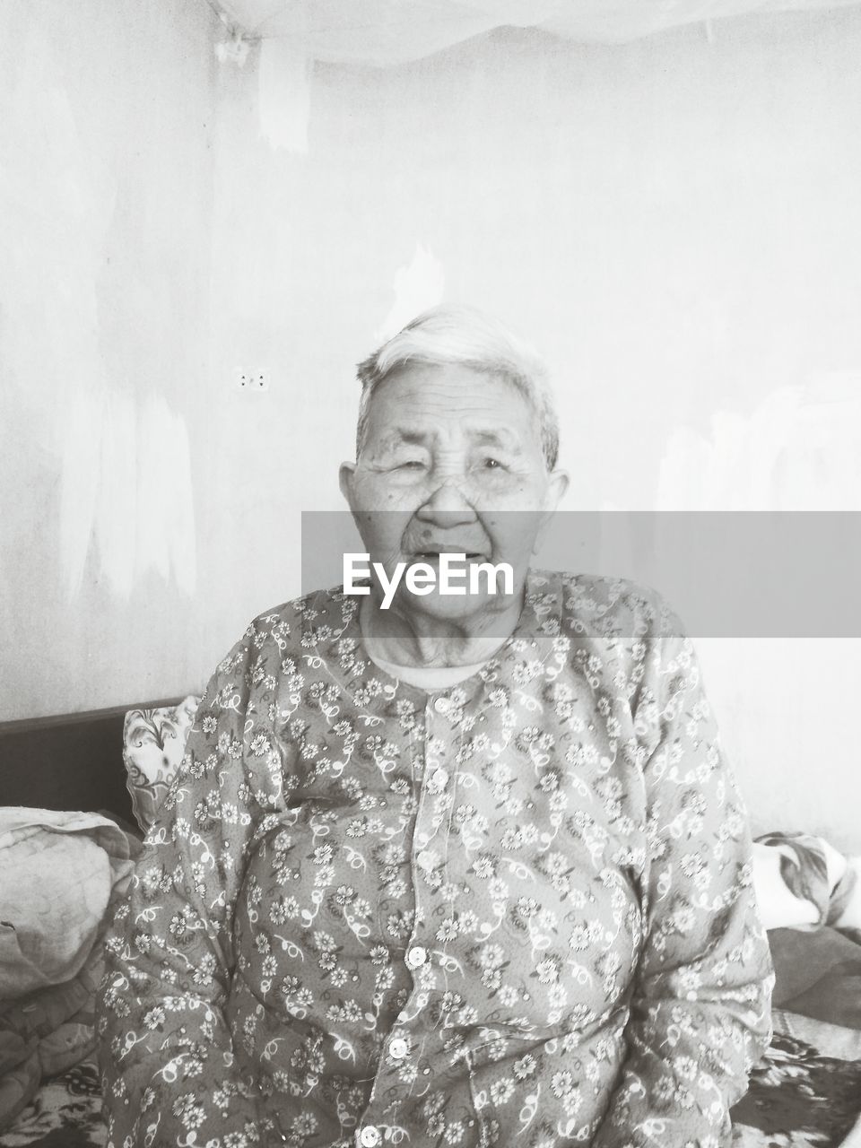 PORTRAIT OF MAN SITTING ON CHAIR AT HOME