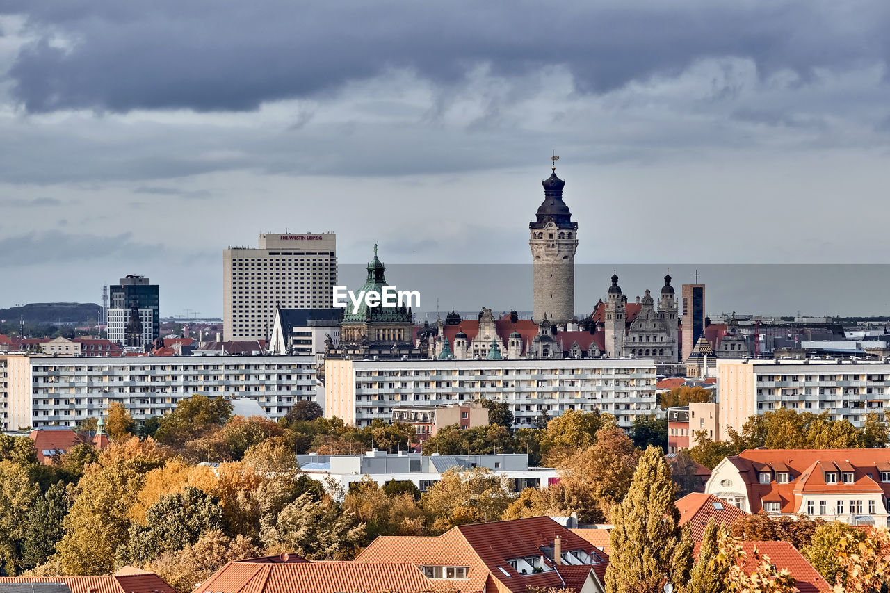 HIGH ANGLE VIEW OF BUILDINGS AGAINST SKY