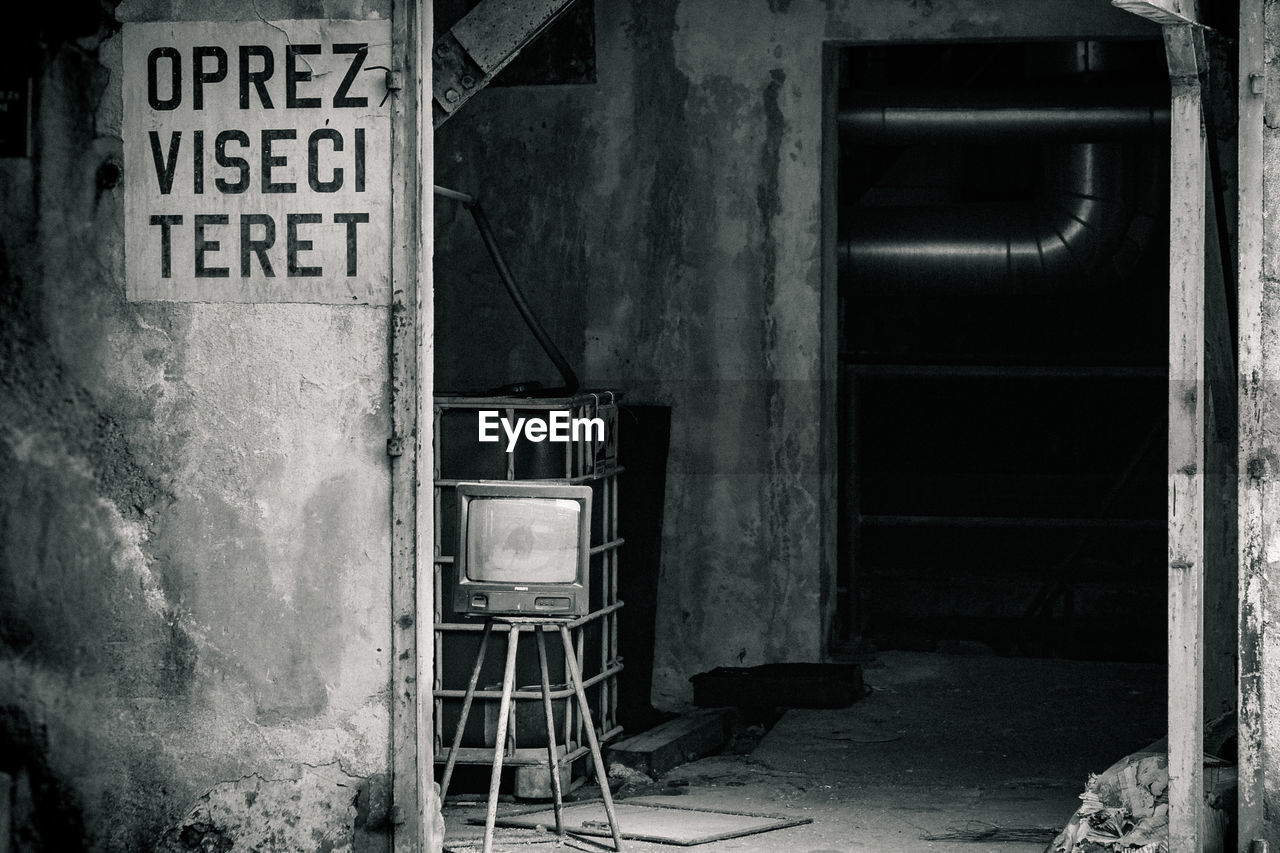 TEXT ON ABANDONED WALL