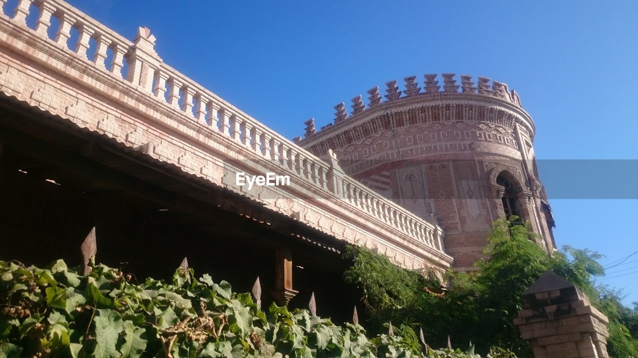 LOW ANGLE VIEW OF HISTORICAL BUILDING