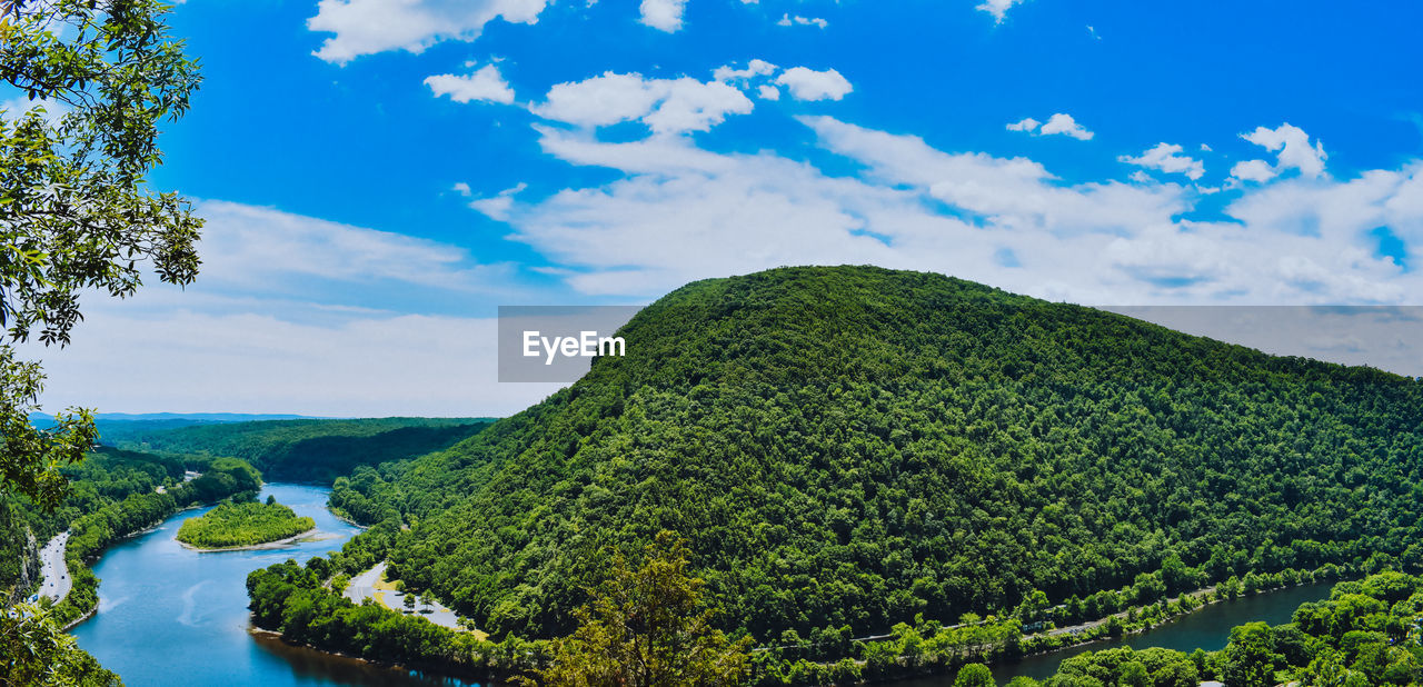 A mountain and river view from atop mount tammany at the deleware water gap