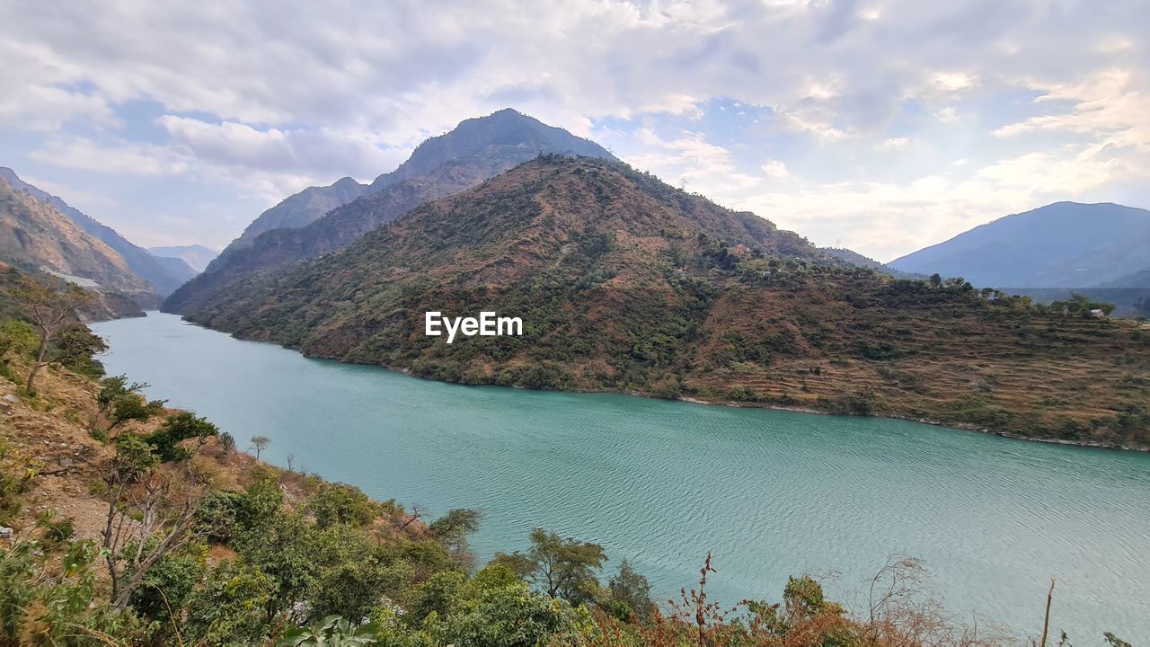 SCENIC VIEW OF LAKE AMIDST MOUNTAINS AGAINST SKY