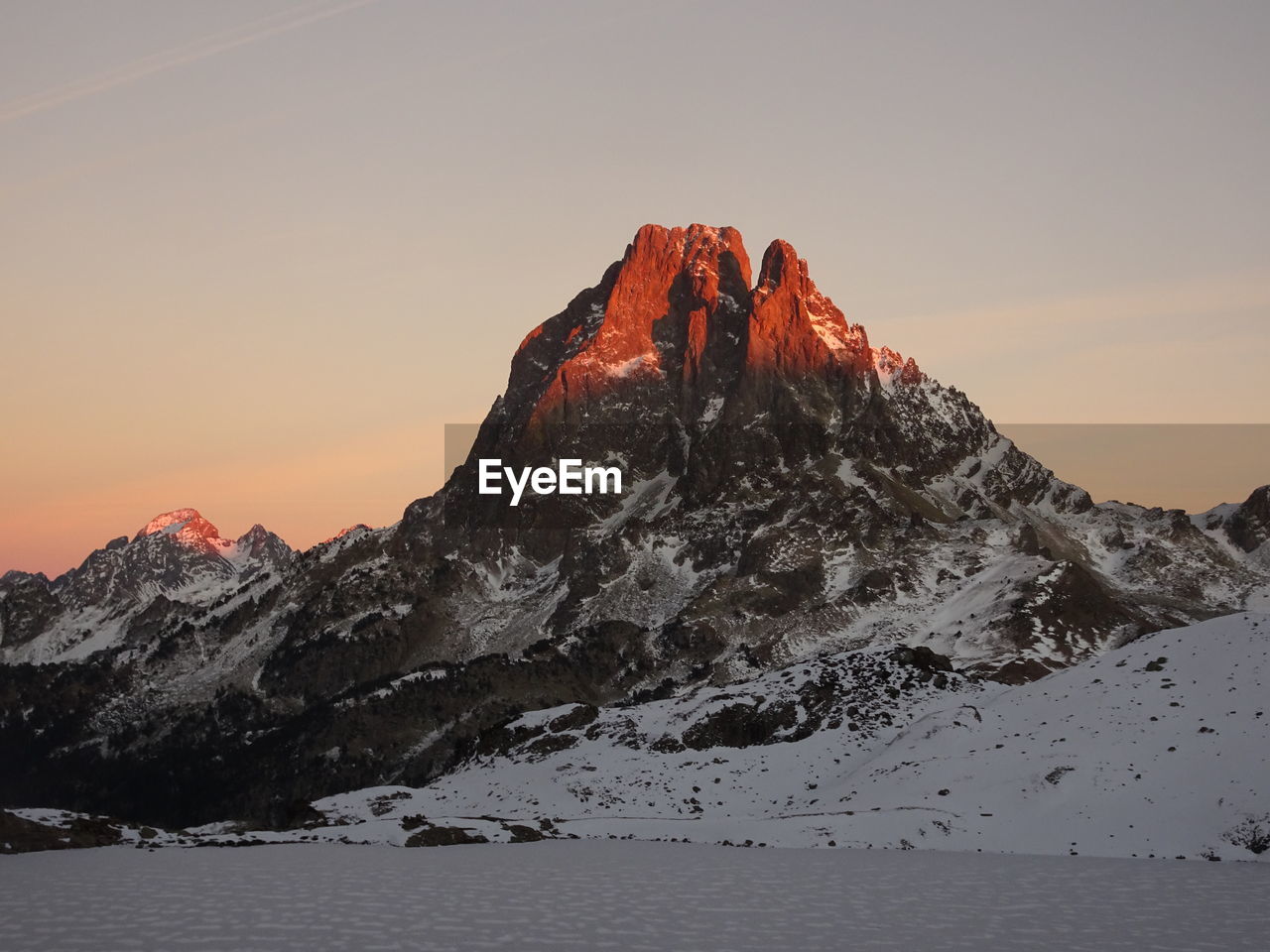 SCENIC VIEW OF SNOWCAPPED MOUNTAIN AGAINST SKY AT SUNSET