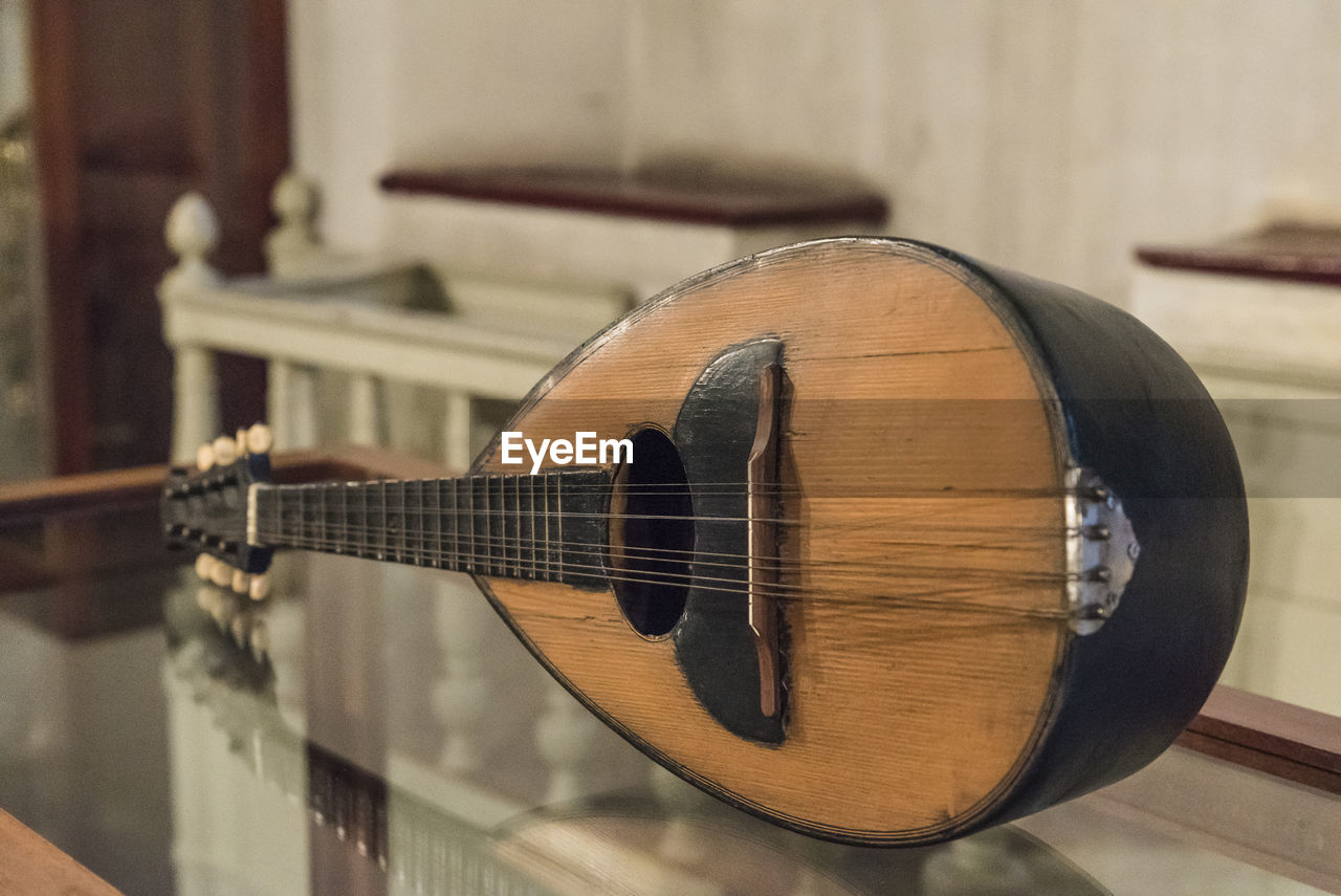 CLOSE-UP OF GUITAR PLAYING WITH BALL AT HOME