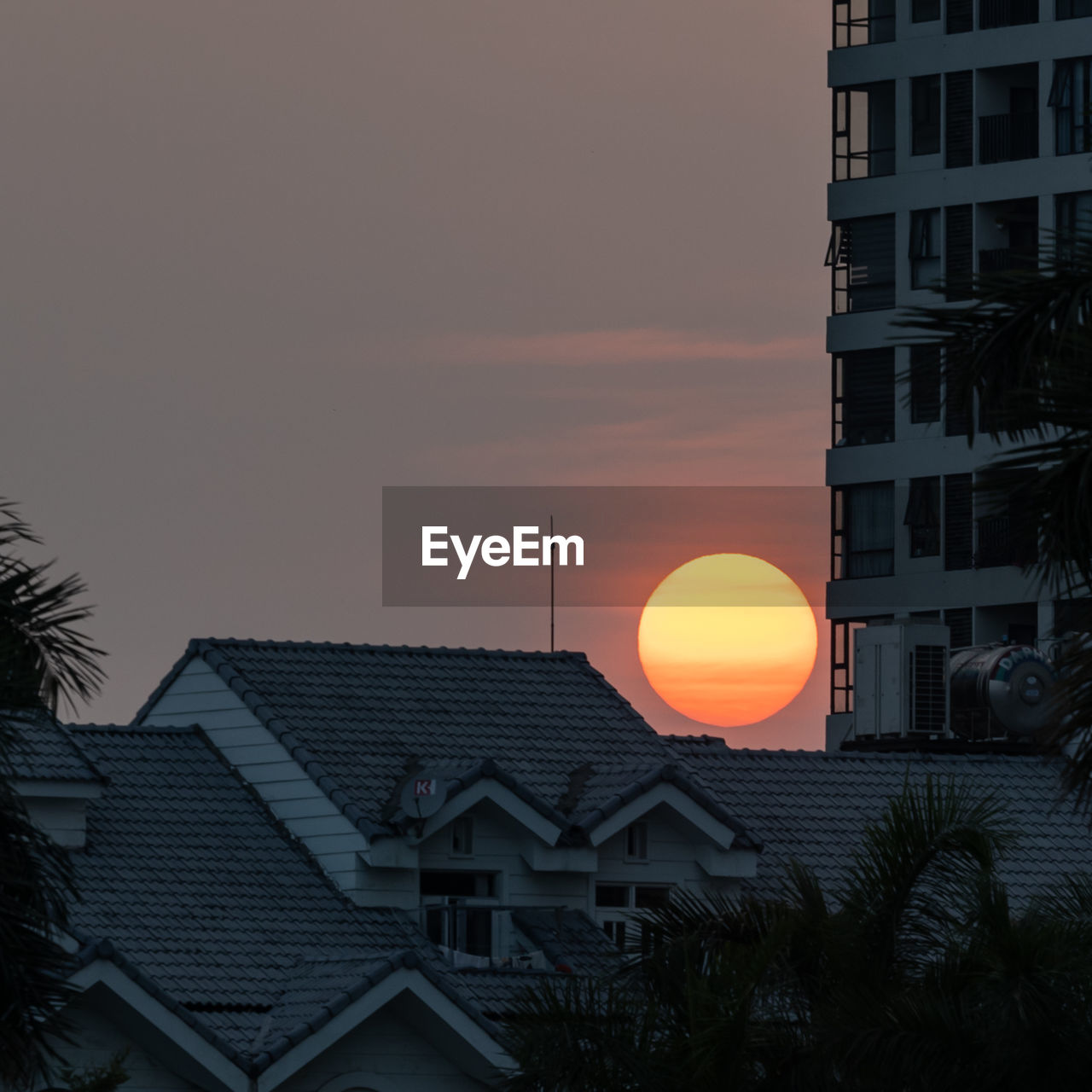 LOW ANGLE VIEW OF SILHOUETTE BUILDING AGAINST SKY DURING SUNSET