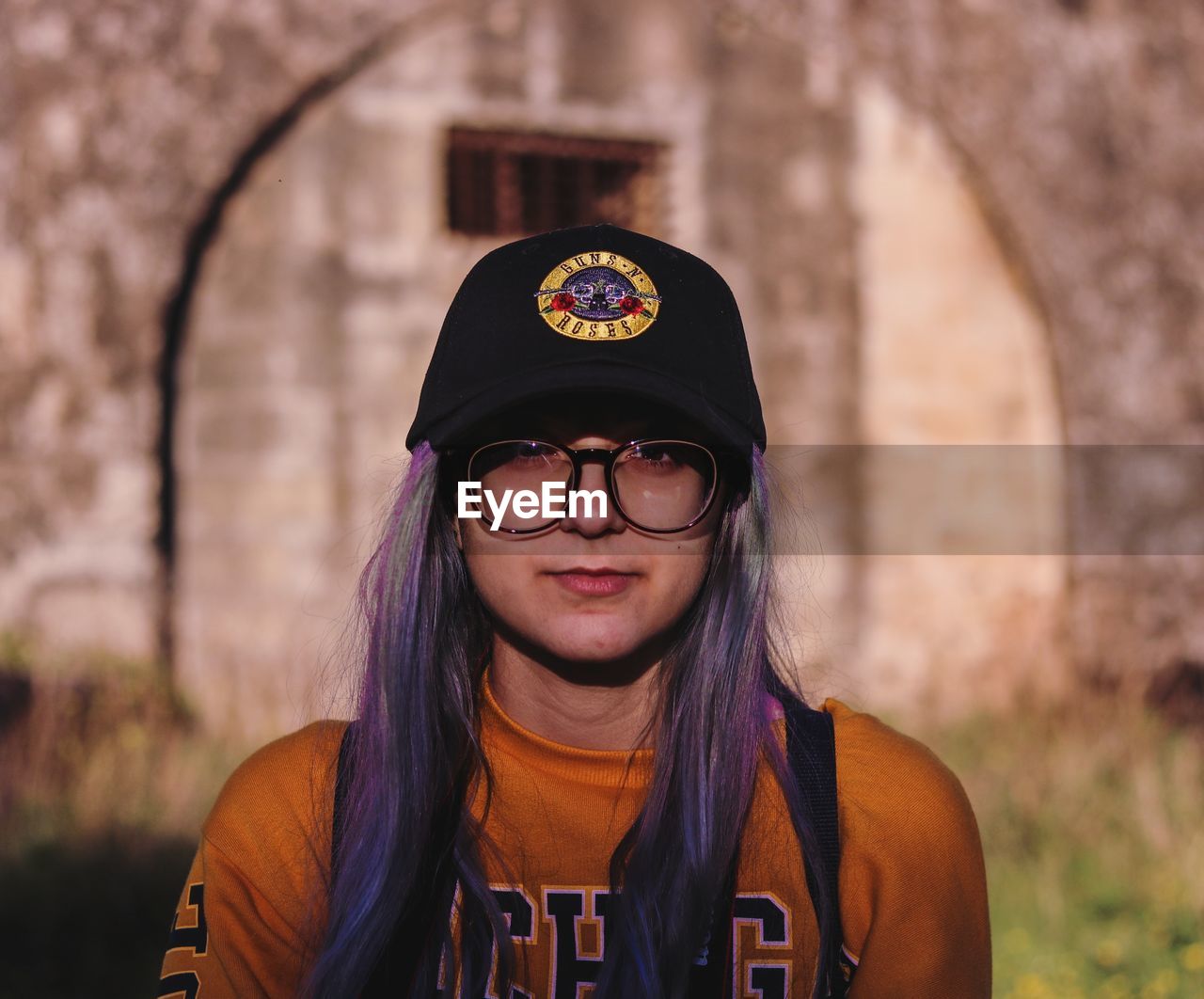 PORTRAIT OF YOUNG WOMAN IN SUNGLASSES