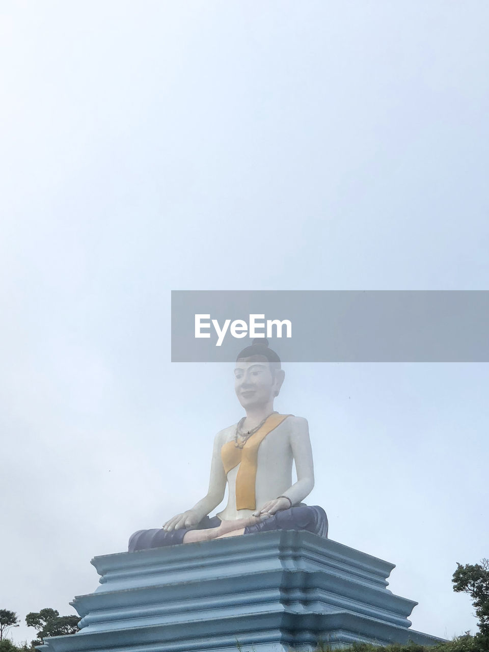 LOW ANGLE VIEW OF STATUE AGAINST SKY AND BUILDING