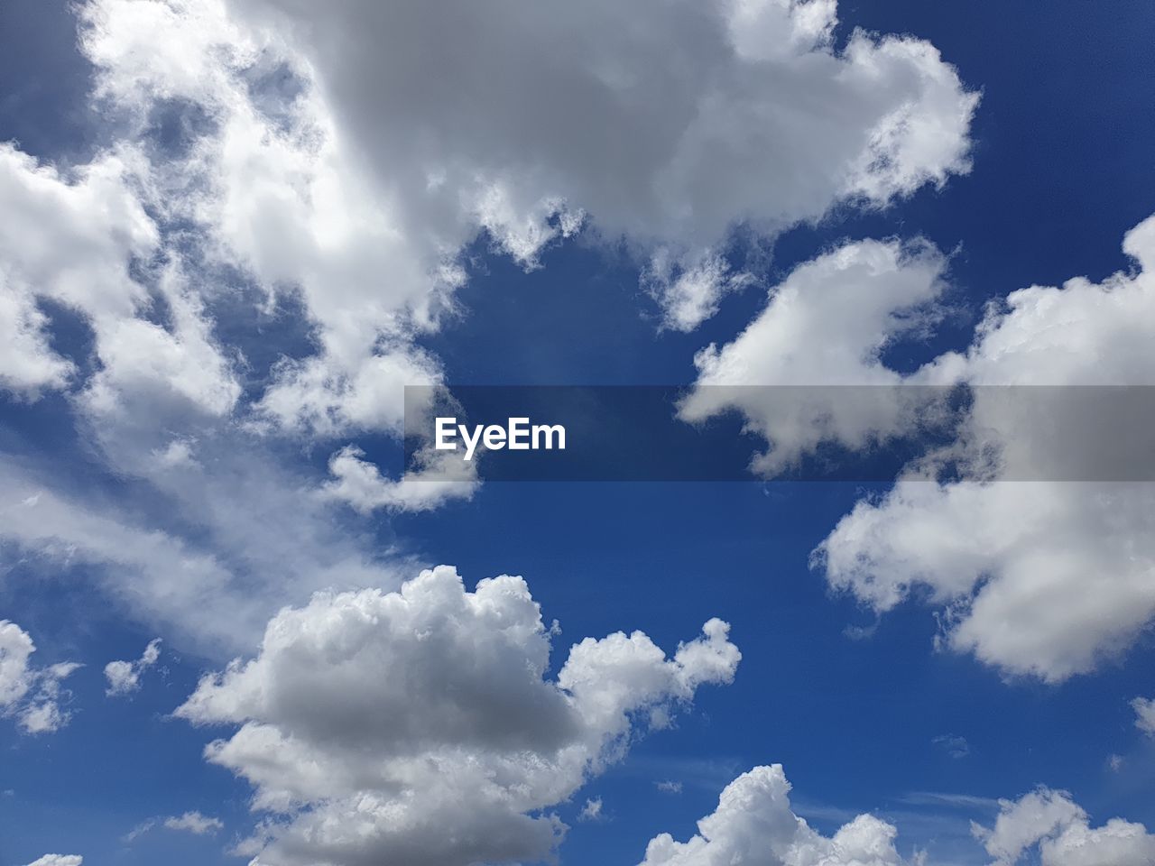 LOW ANGLE VIEW OF CLOUDSCAPE AGAINST BLUE SKY