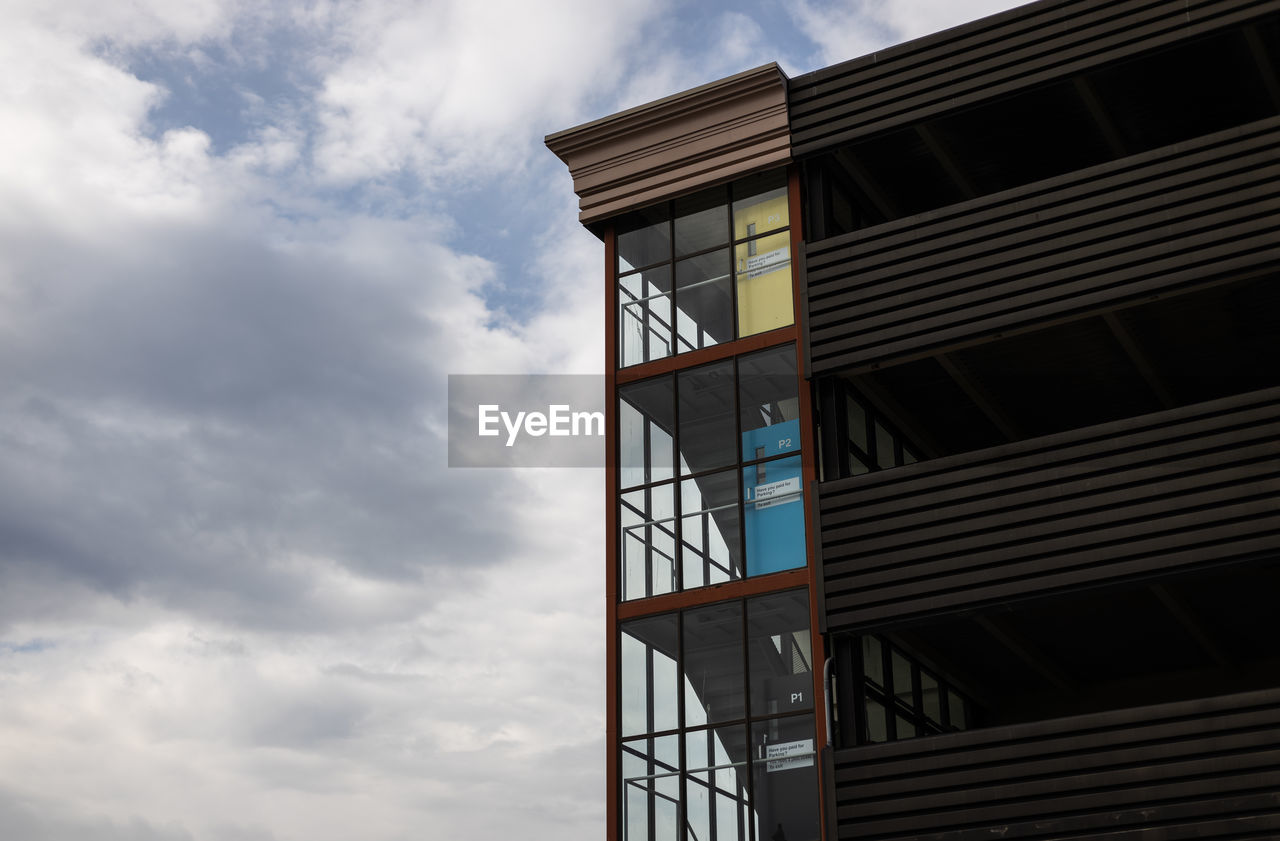 LOW ANGLE VIEW OF BUILDINGS AGAINST SKY