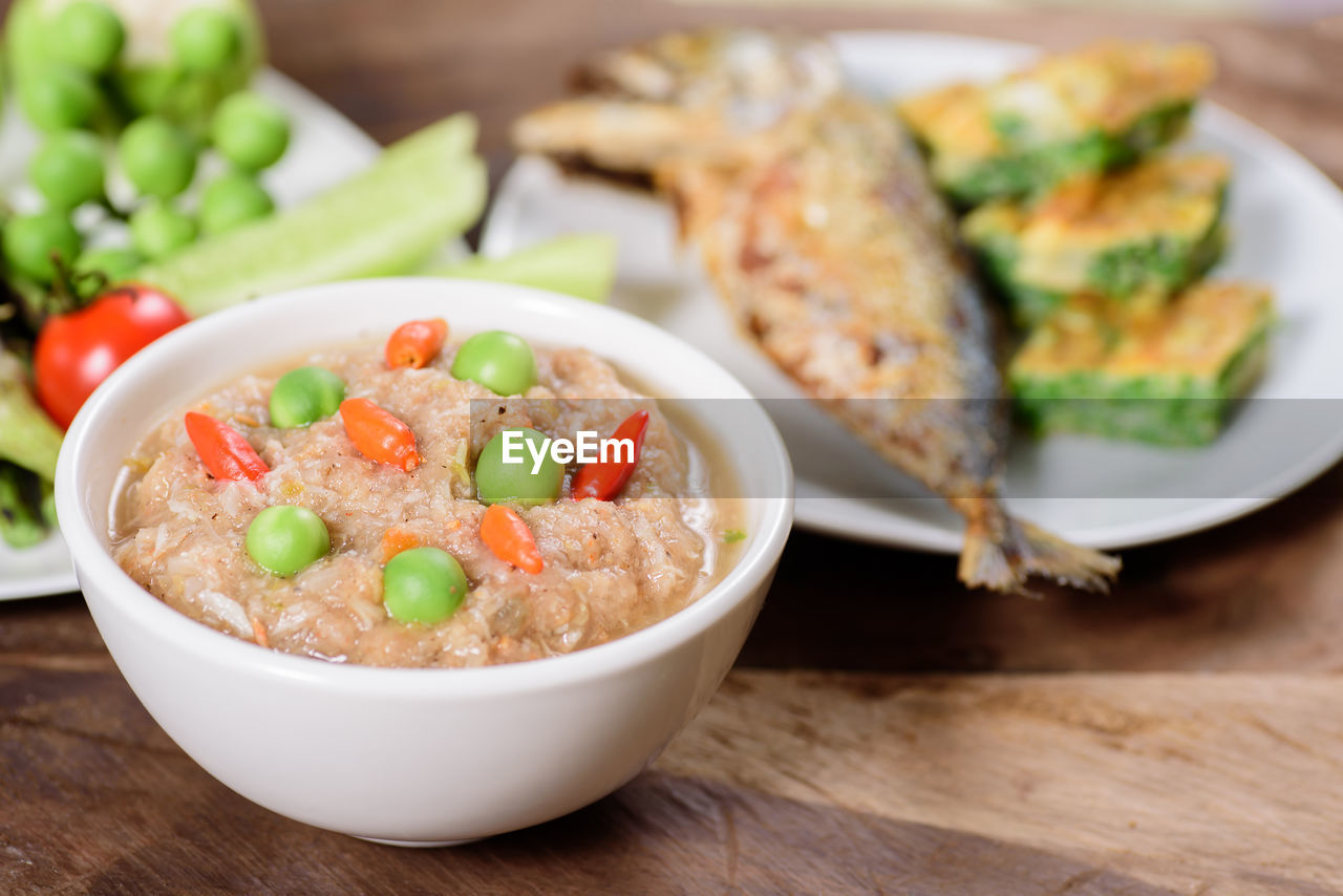 HIGH ANGLE VIEW OF SALAD IN BOWL