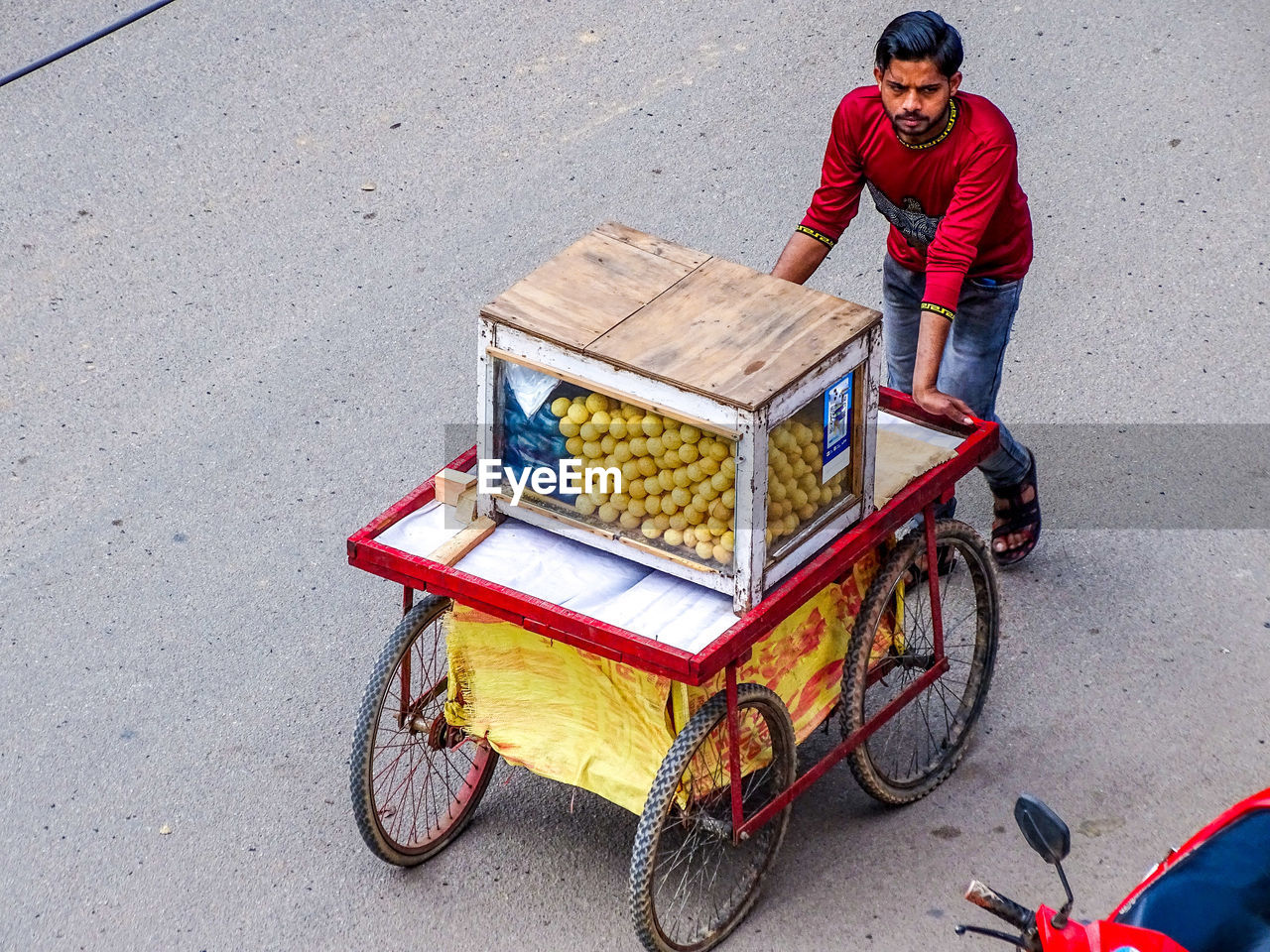 Panipuri wala selling panipuri chat in the streets
