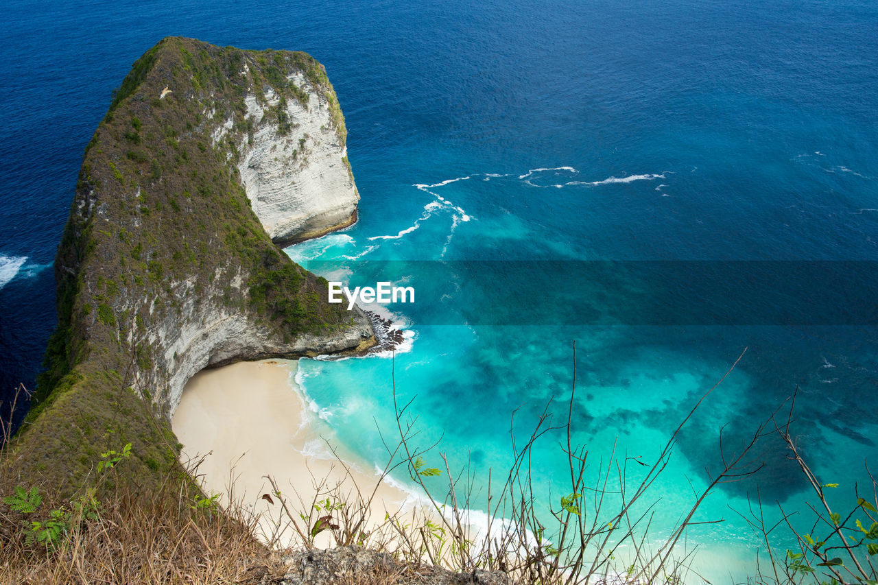 HIGH ANGLE VIEW OF ROCK FORMATIONS AT SEA