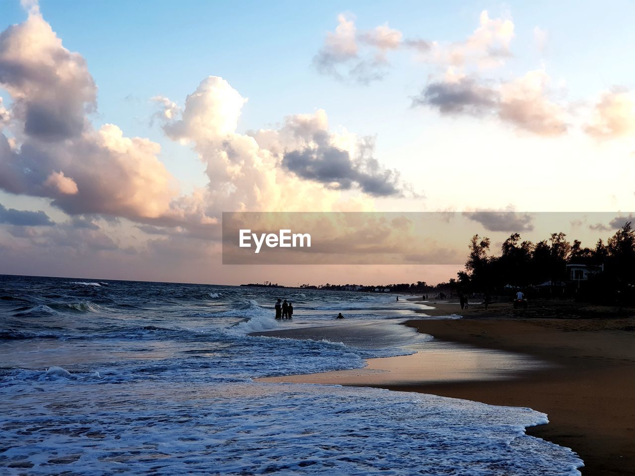 SCENIC VIEW OF SEA AGAINST SKY AT SUNSET