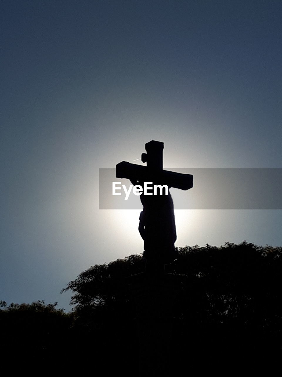 LOW ANGLE VIEW OF STATUE AGAINST CLEAR SKY