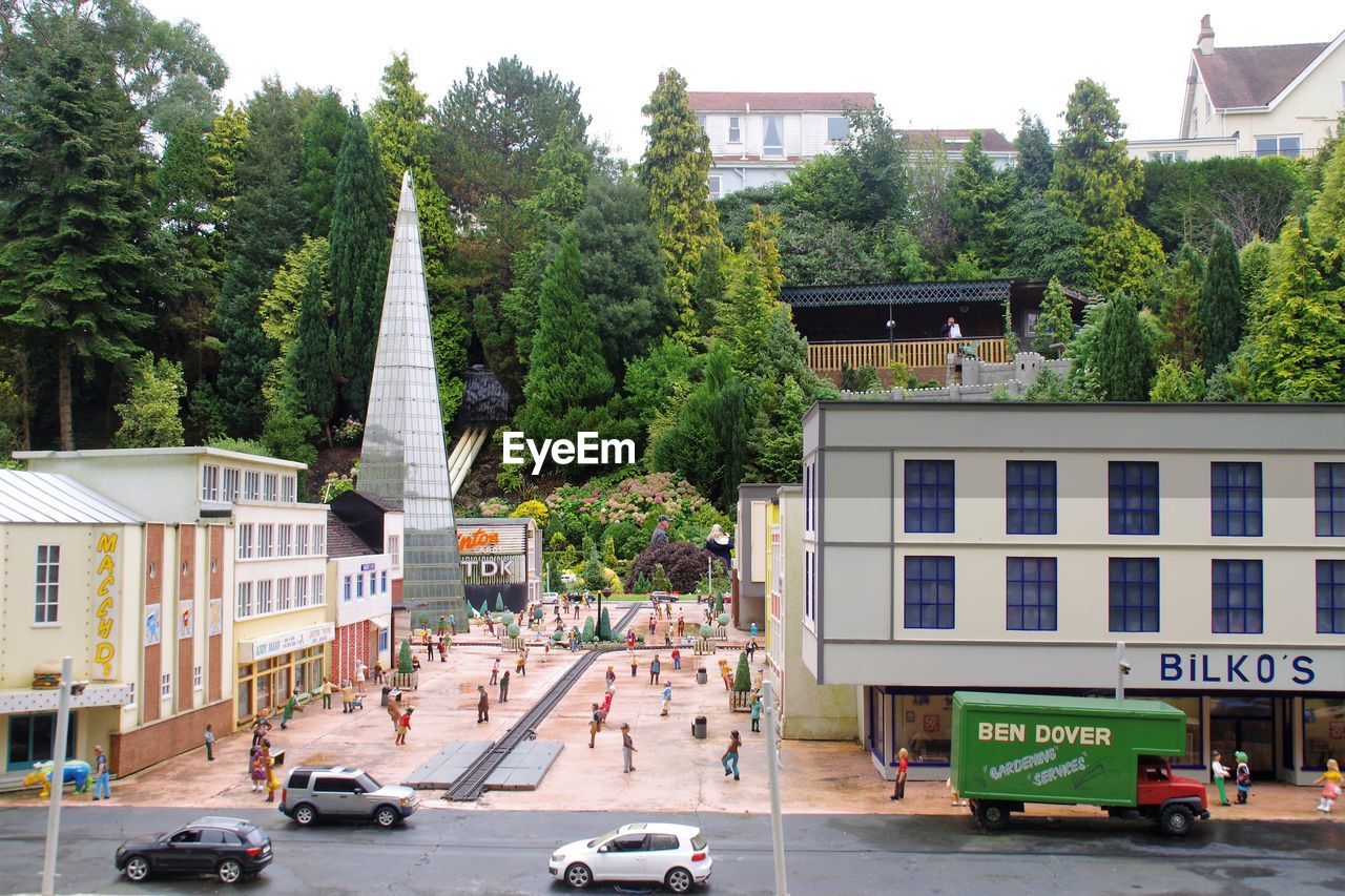 VEHICLES ON ROAD AGAINST BUILDINGS