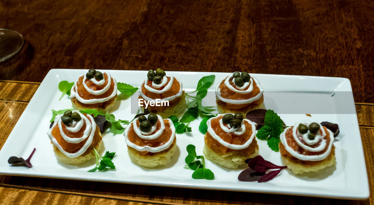 HIGH ANGLE VIEW OF CAKE ON PLATE