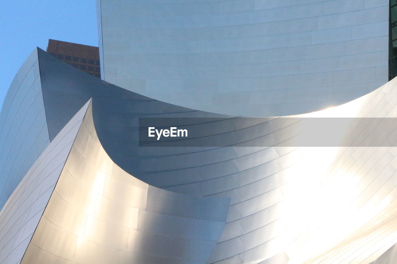 LOW ANGLE VIEW OF MODERN BUILDINGS AGAINST CLEAR SKY