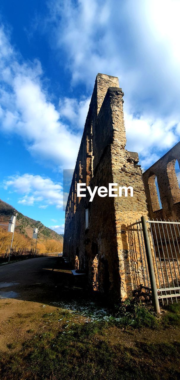 LOW ANGLE VIEW OF OLD RUIN BUILDING AGAINST SKY