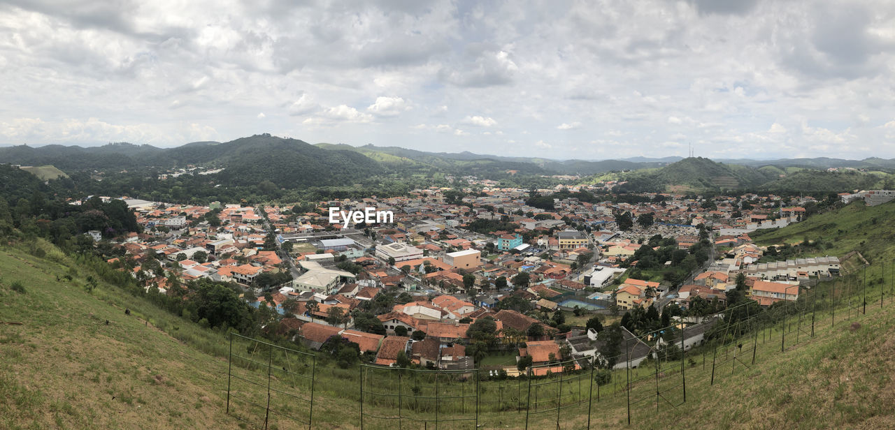 HIGH ANGLE VIEW OF TOWNSCAPE AND BUILDINGS IN CITY