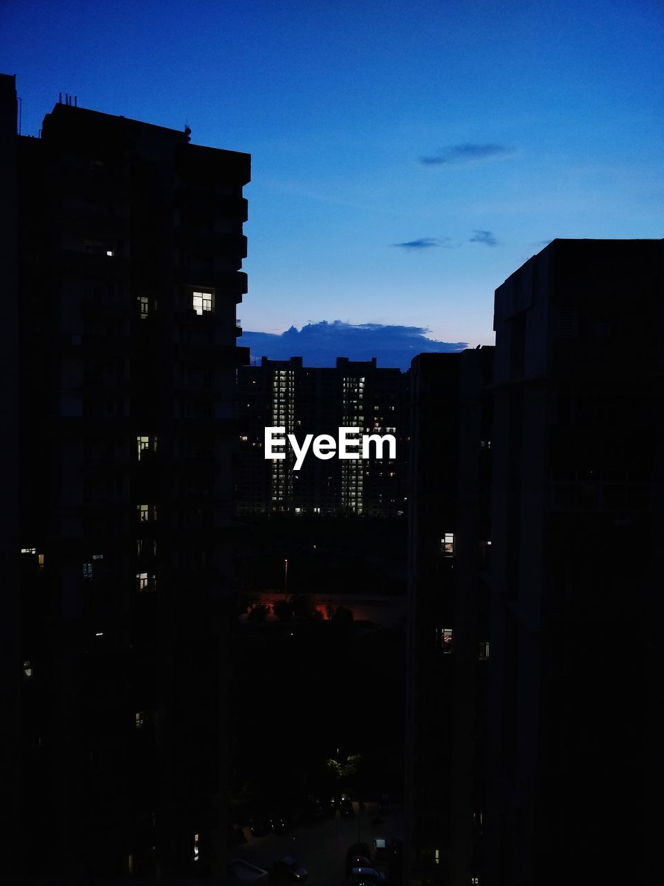 SILHOUETTE BUILDINGS AGAINST SKY AT NIGHT