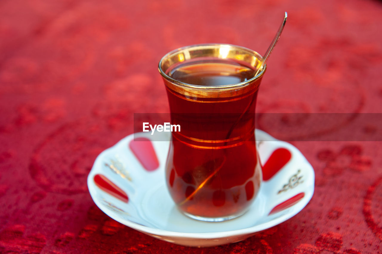 CLOSE-UP OF TEA IN GLASS ON TABLE