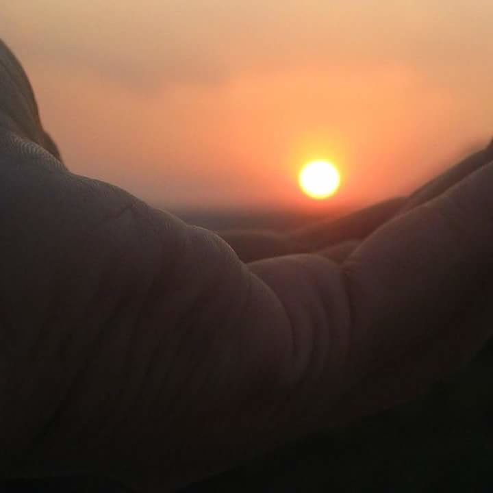 CROPPED IMAGE OF MAN AGAINST SUNSET SKY