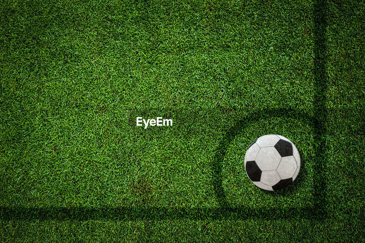 HIGH ANGLE VIEW OF SOCCER BALL ON GREEN FIELD
