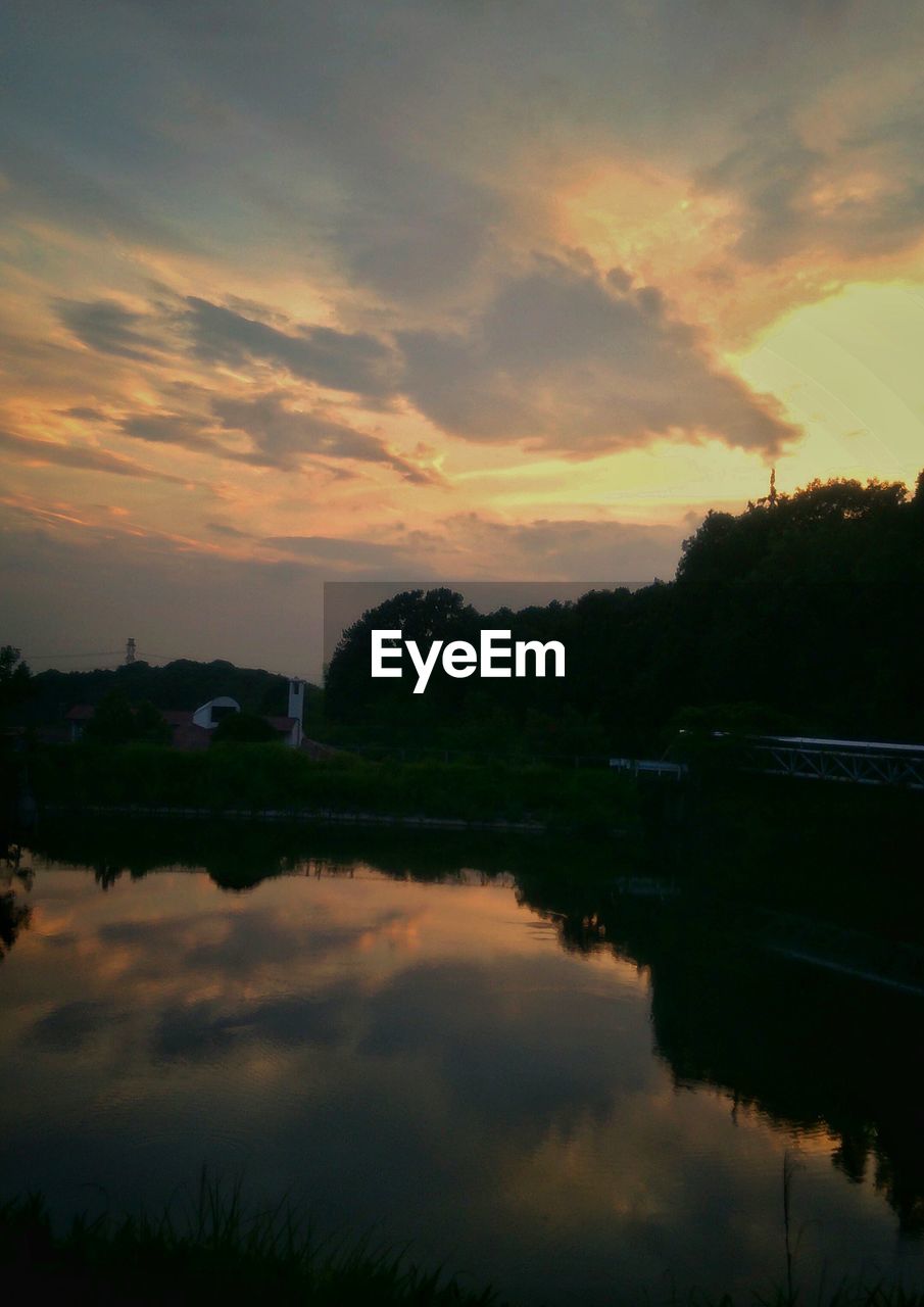 SCENIC VIEW OF LAKE AGAINST CLOUDY SKY