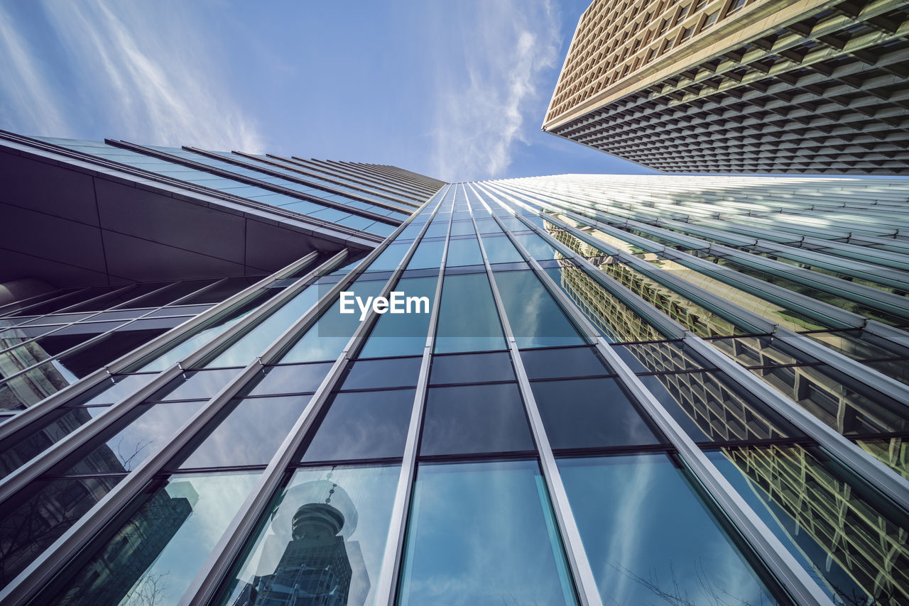 LOW ANGLE VIEW OF GLASS BUILDING AGAINST SKY