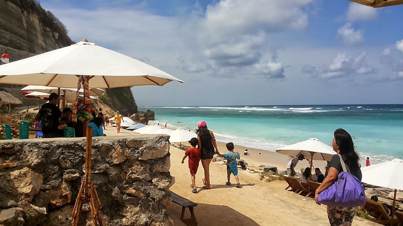 PEOPLE ON BEACH