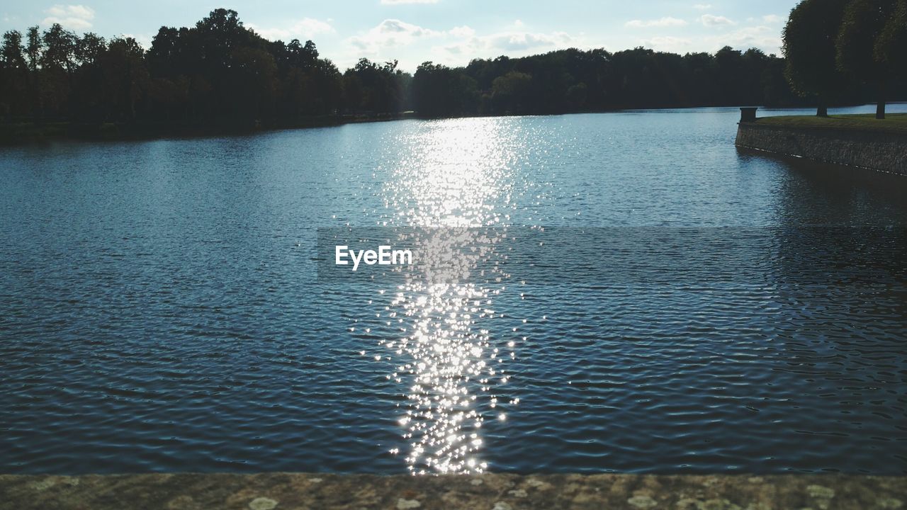 SCENIC VIEW OF LAKE WITH TREES REFLECTION