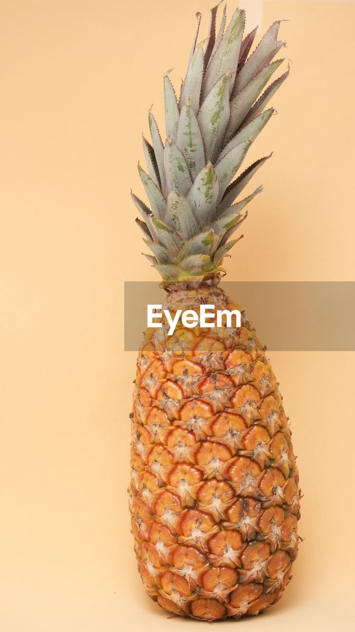 CLOSE-UP OF PINEAPPLE OVER WHITE BACKGROUND