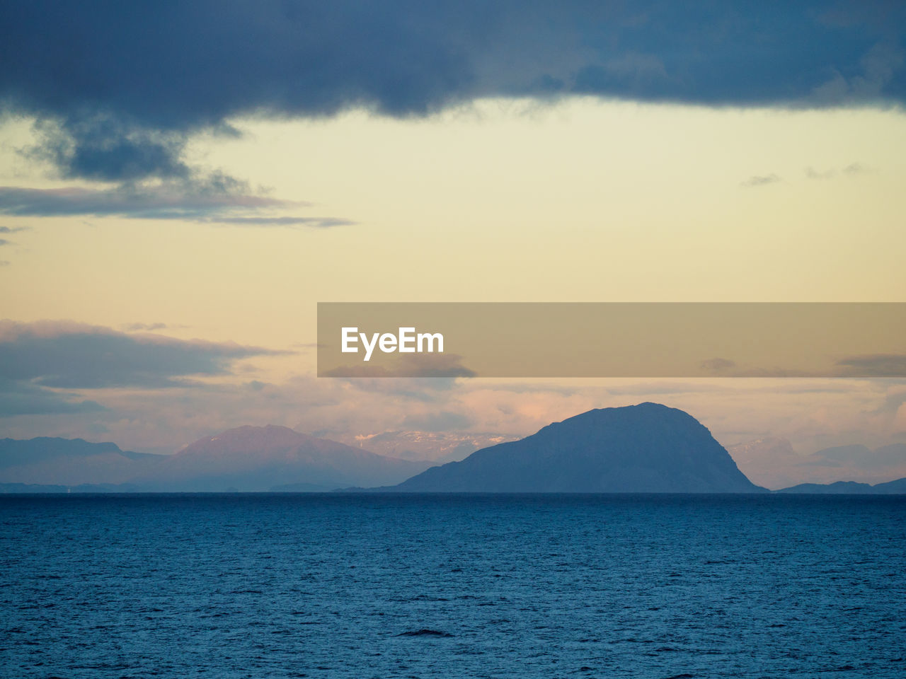 SCENIC VIEW OF SEA AND MOUNTAINS AGAINST SKY