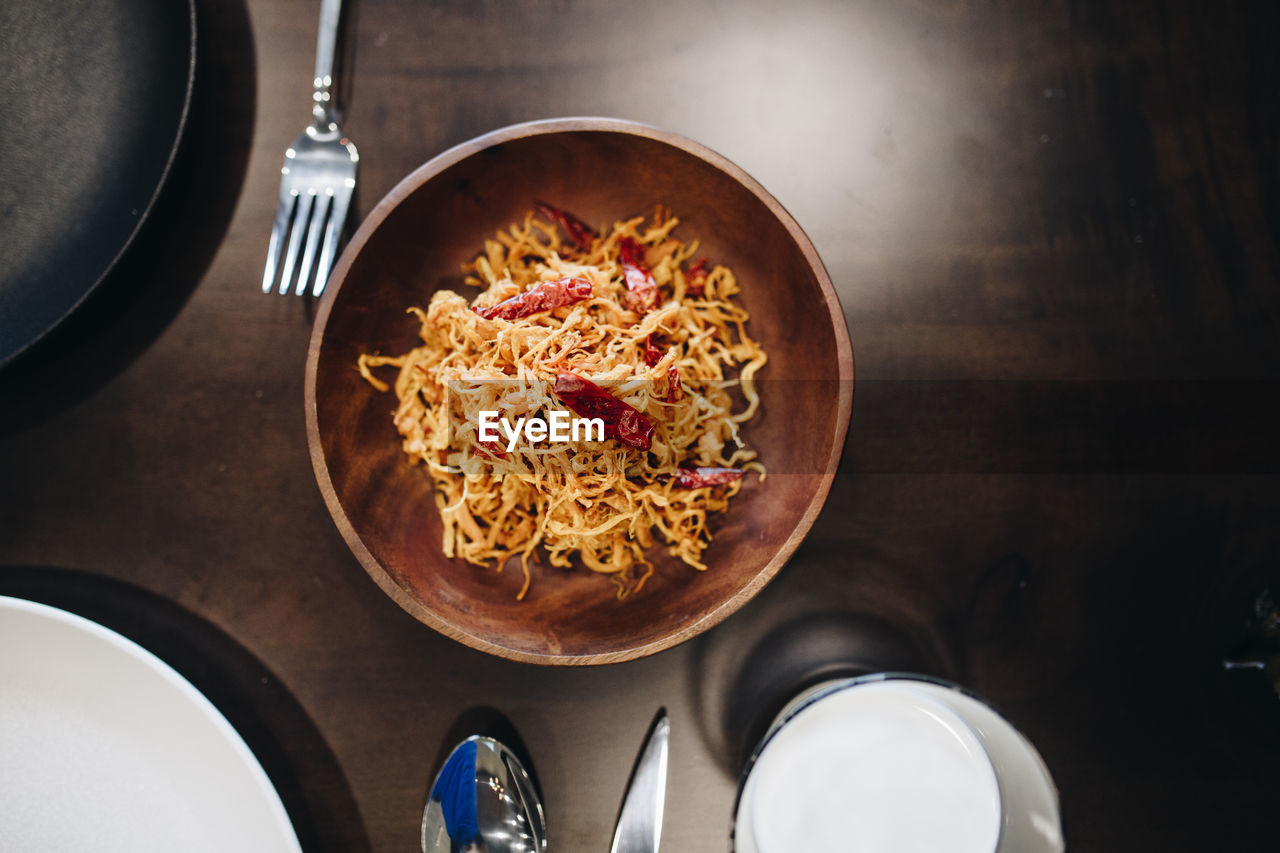 HIGH ANGLE VIEW OF FOOD IN BOWL