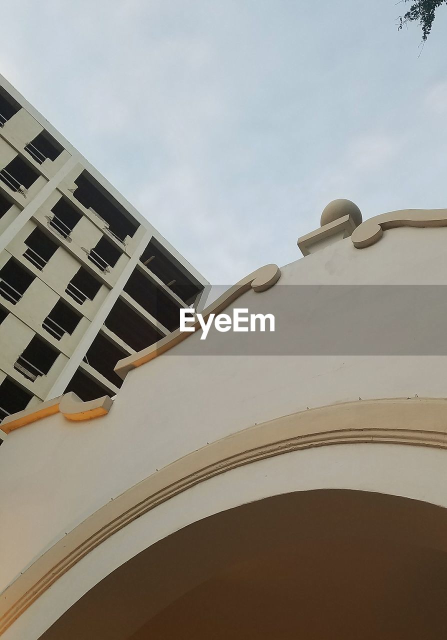 LOW ANGLE VIEW OF BUILDINGS AGAINST SKY