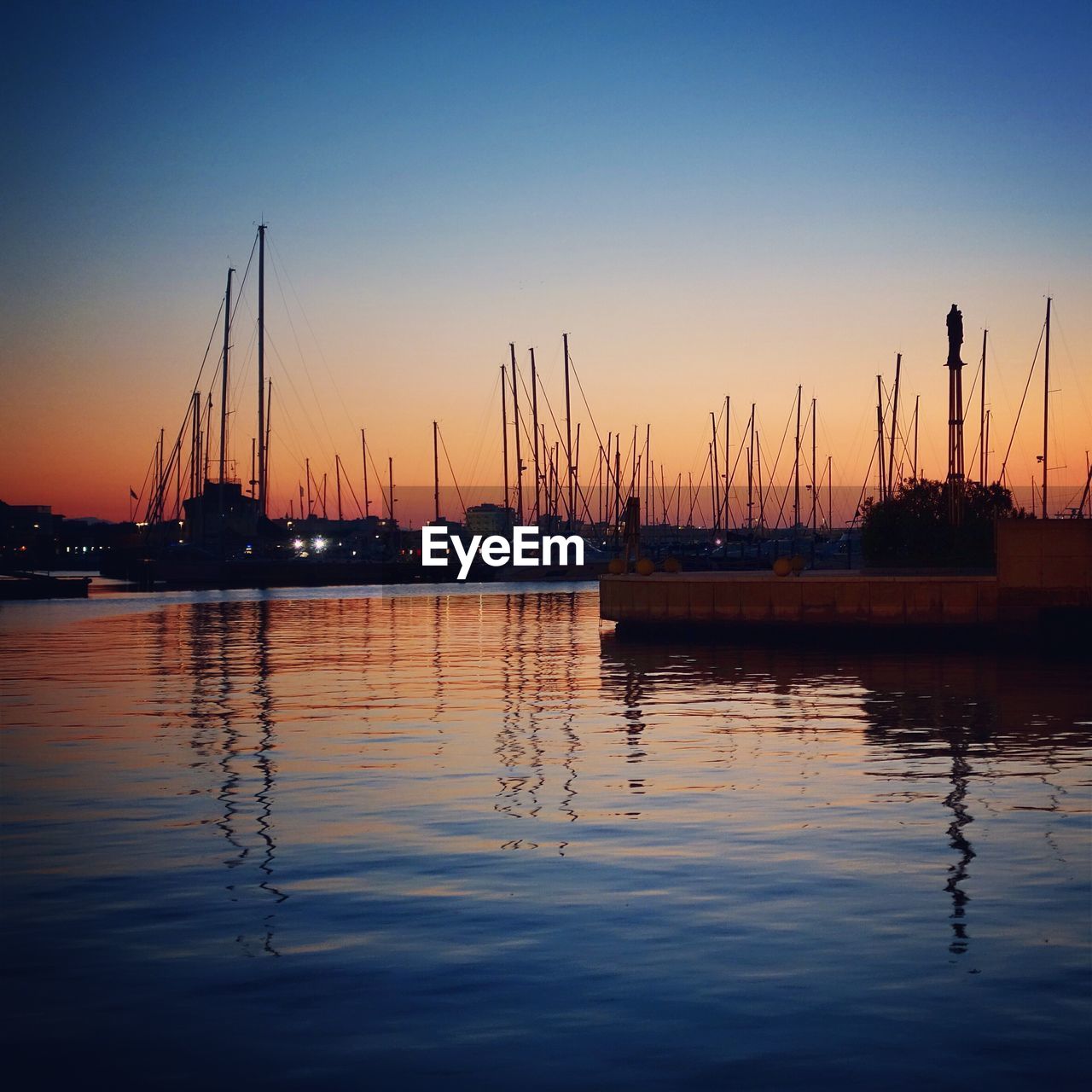 VIEW OF SAILBOAT IN SEA DURING SUNSET