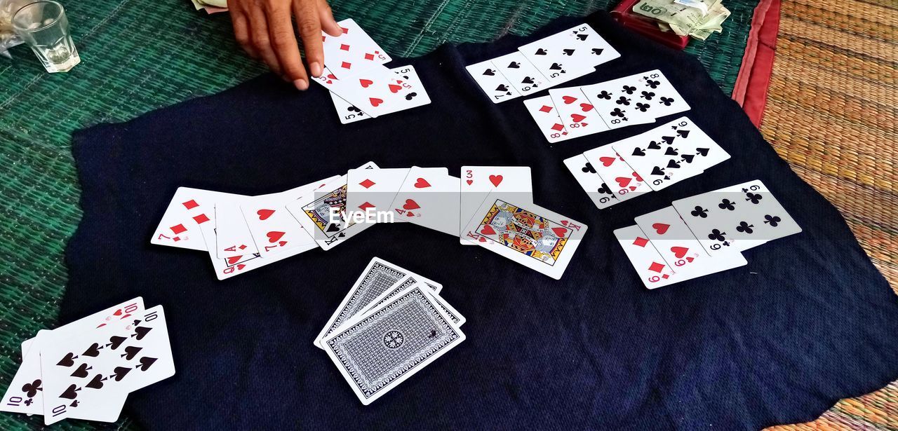 HIGH ANGLE VIEW OF PERSON PLAYING WITH TABLE