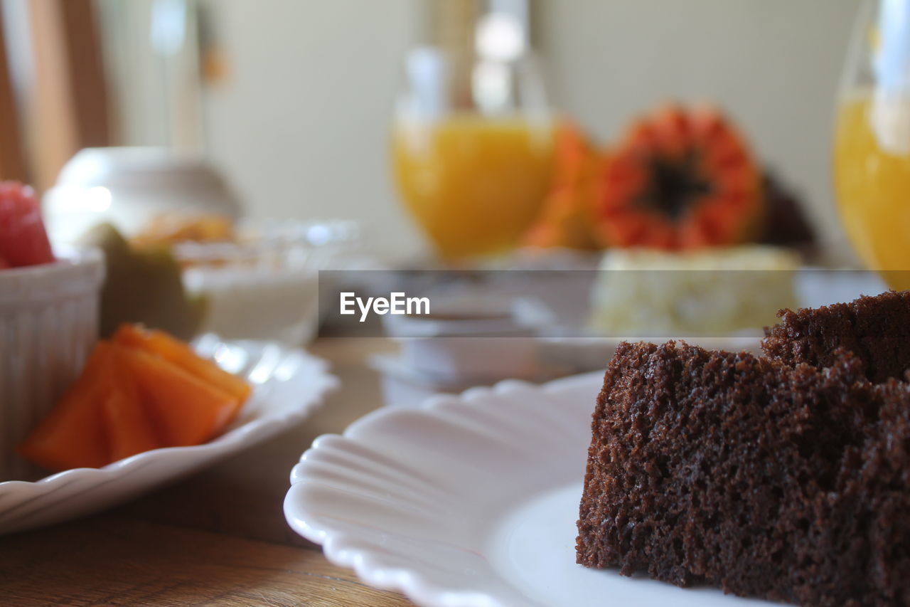 CLOSE-UP OF CAKE ON TABLE