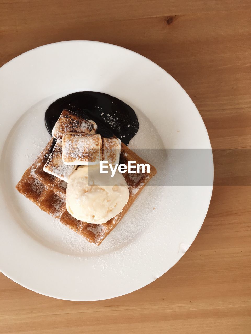 CLOSE-UP OF ICE CREAM ON PLATE