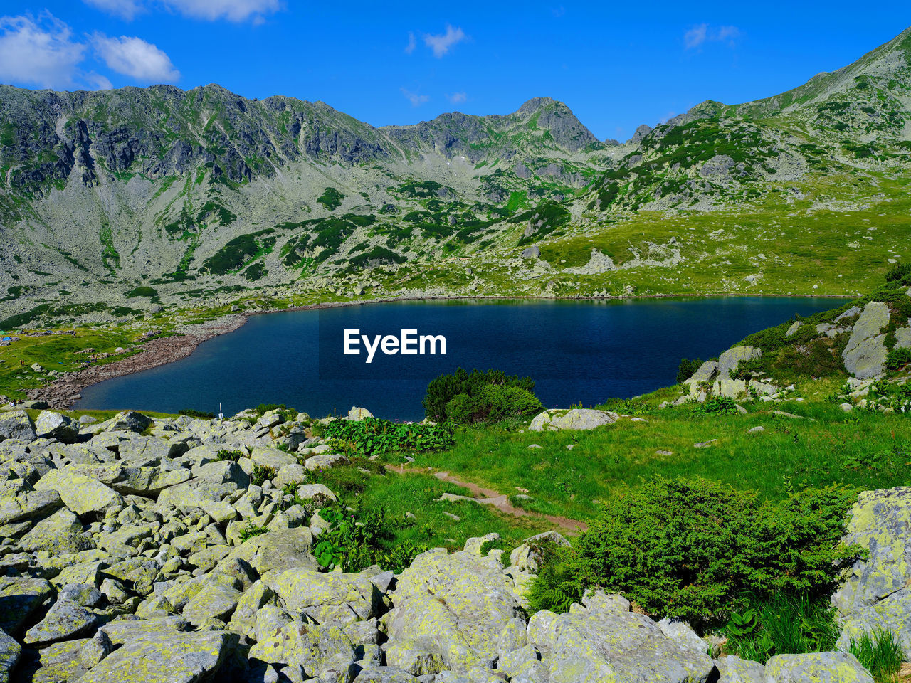 SCENIC VIEW OF LAKE AGAINST MOUNTAINS